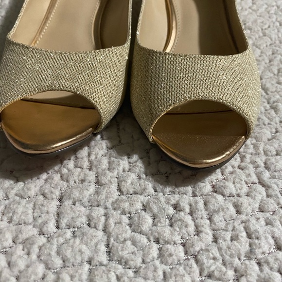 Covington Peep-toe gold wedge ✨ - Picture 2 of 6